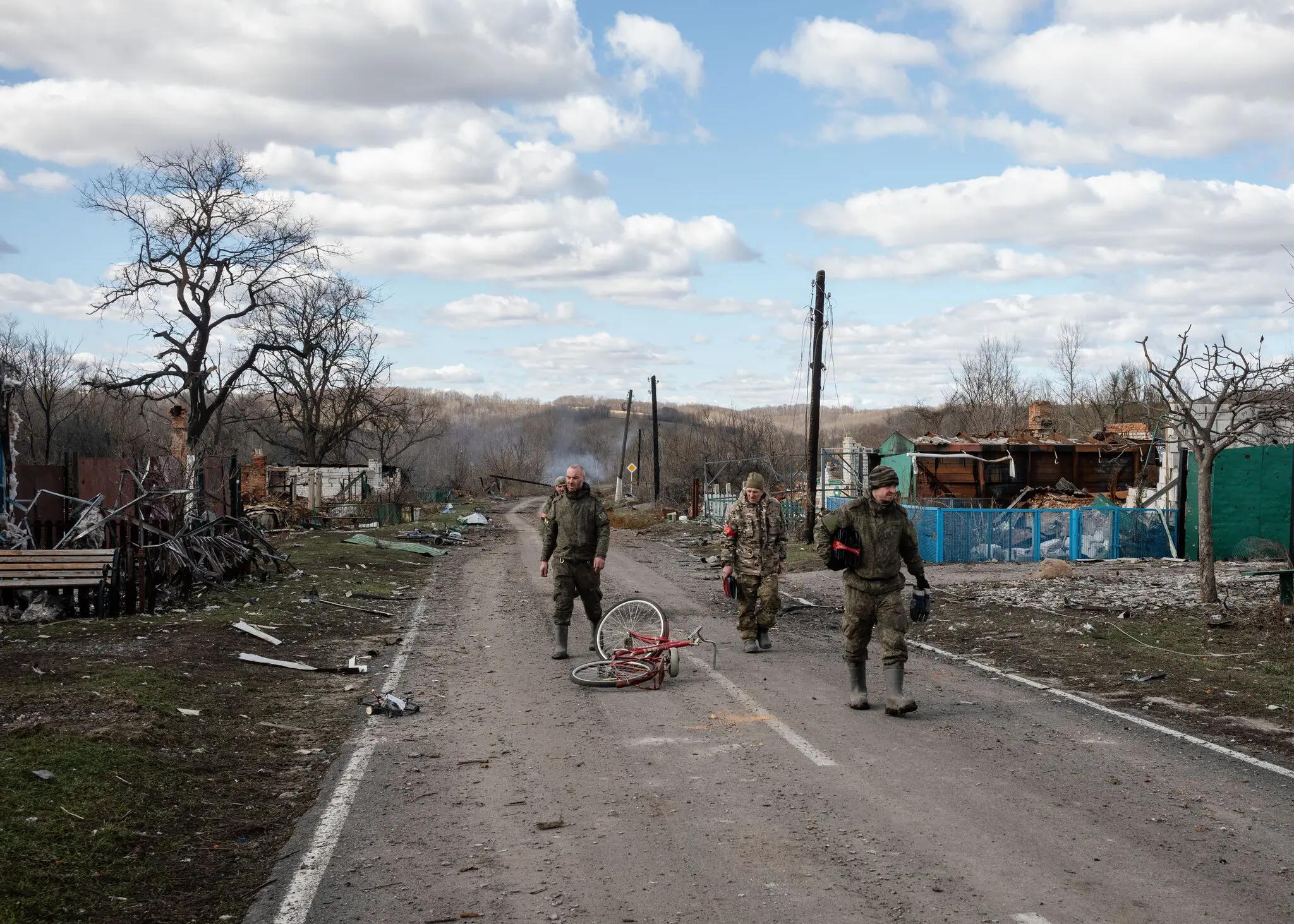 Російські солдати збирають розрізнені тіла солдатів та мирних жителів під час розмінування території в Черкаському Порічному.
